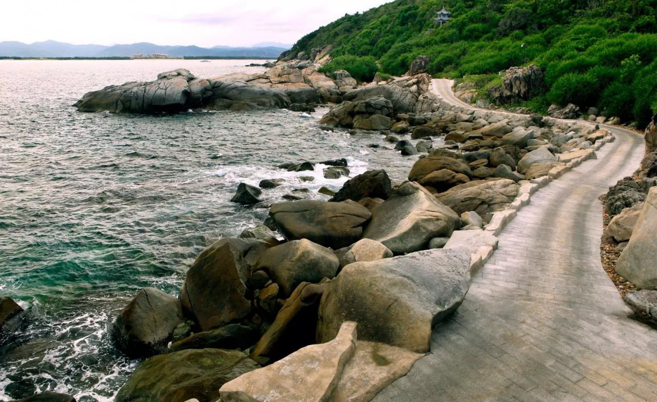 海南蜈支洲島環島路Walking around the island road