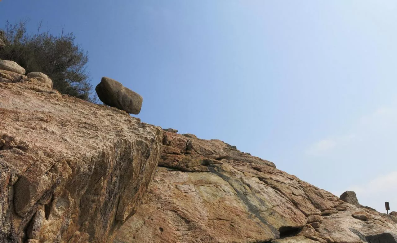 海南蜈支洲島飛來石The stone from out sky