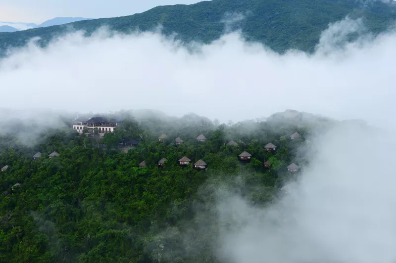 亞龍灣人間天堂鳥巢度假村霧中外景